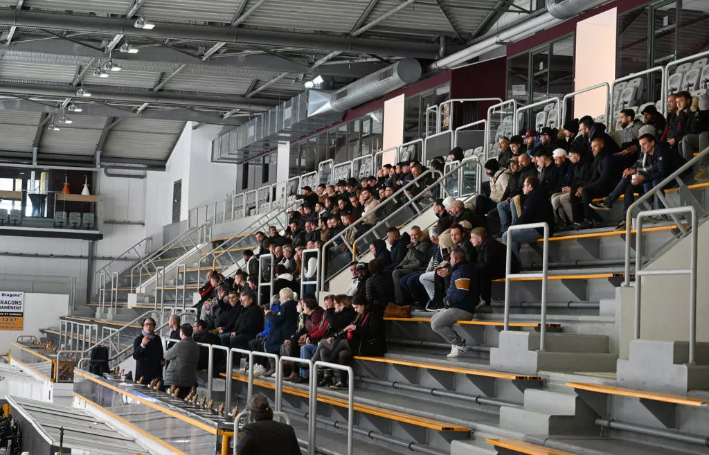 Collaborateurs du groupe H2RA lors d’un événement internet à la patinoire de Rouen en compagnie de l’équipe de Hockey “Les Dragons”