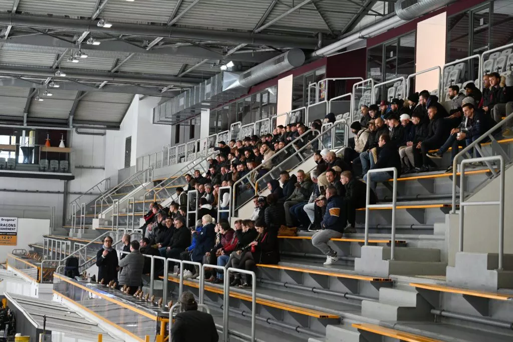 Collaborateurs du groupe H2RA lors d’un événement internet à la patinoire de Rouen en compagnie de l’équipe de Hockey “Les Dragons”
