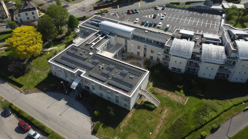  Installation de panneaux photovoltaïques en terrasse sur l’hôpital de Pont-Audemer. 
