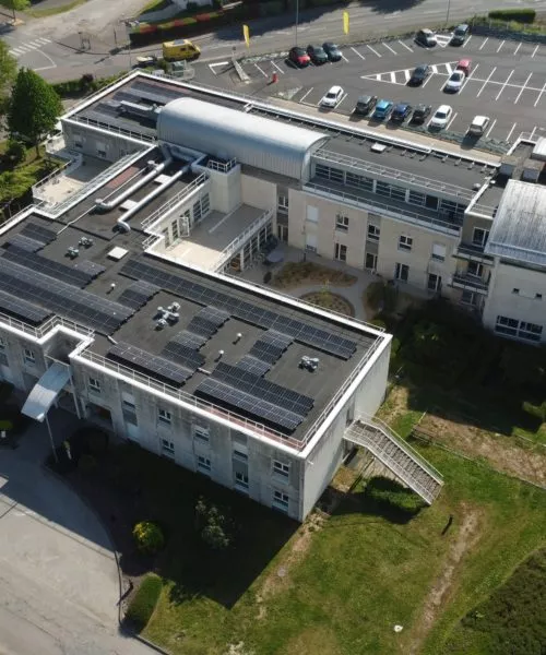  Installation de panneaux photovoltaïques en terrasse sur l’hôpital de Pont-Audemer. 