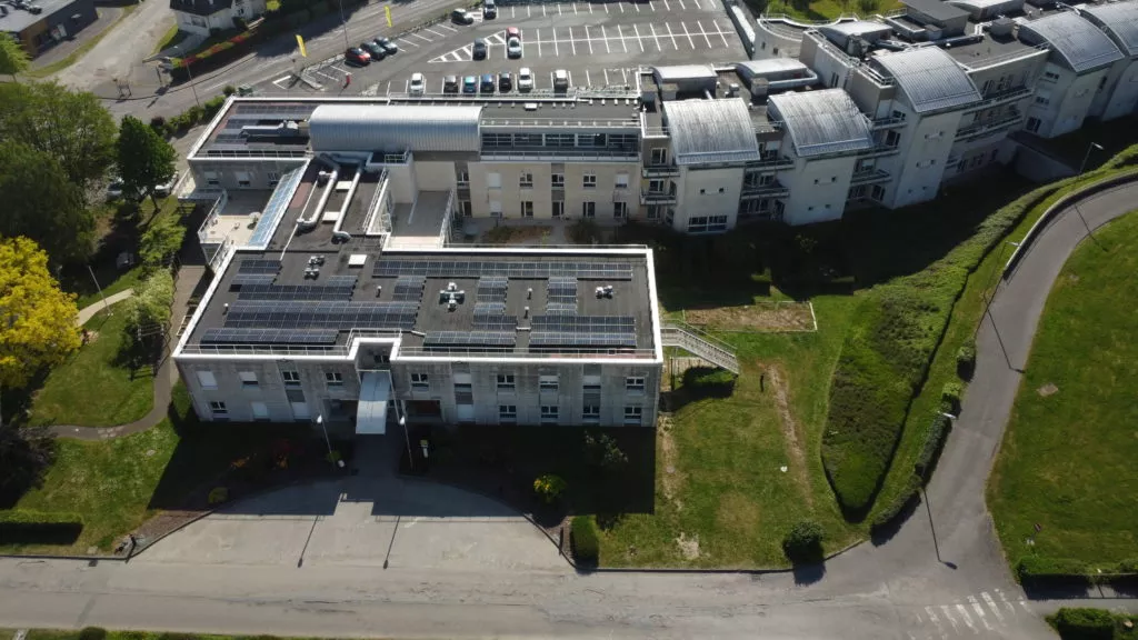  Installation de panneaux photovoltaïques en terrasse sur l’hôpital de Pont-Audemer. 