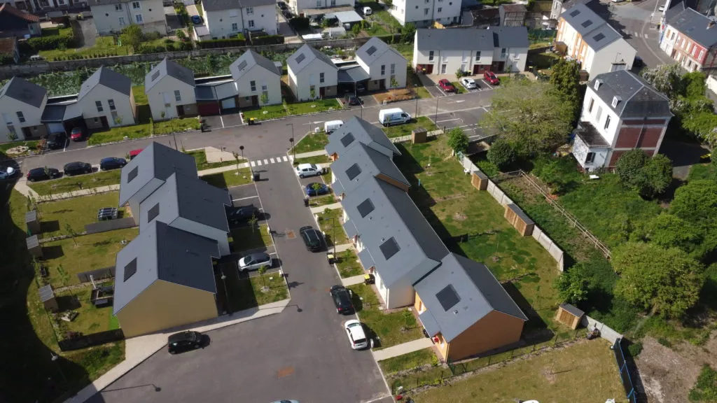 Installation de panneaux photovoltaïques en intégration sur toiture ardoise de 24 logements à Pont-Audemer.