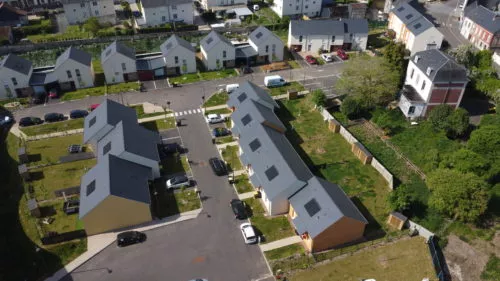 Installation de panneaux photovoltaïques en intégration sur toiture ardoise de 24 logements à Pont-Audemer.