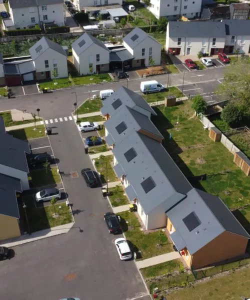 Installation de panneaux photovoltaïques en intégration sur toiture ardoise de 24 logements à Pont-Audemer.