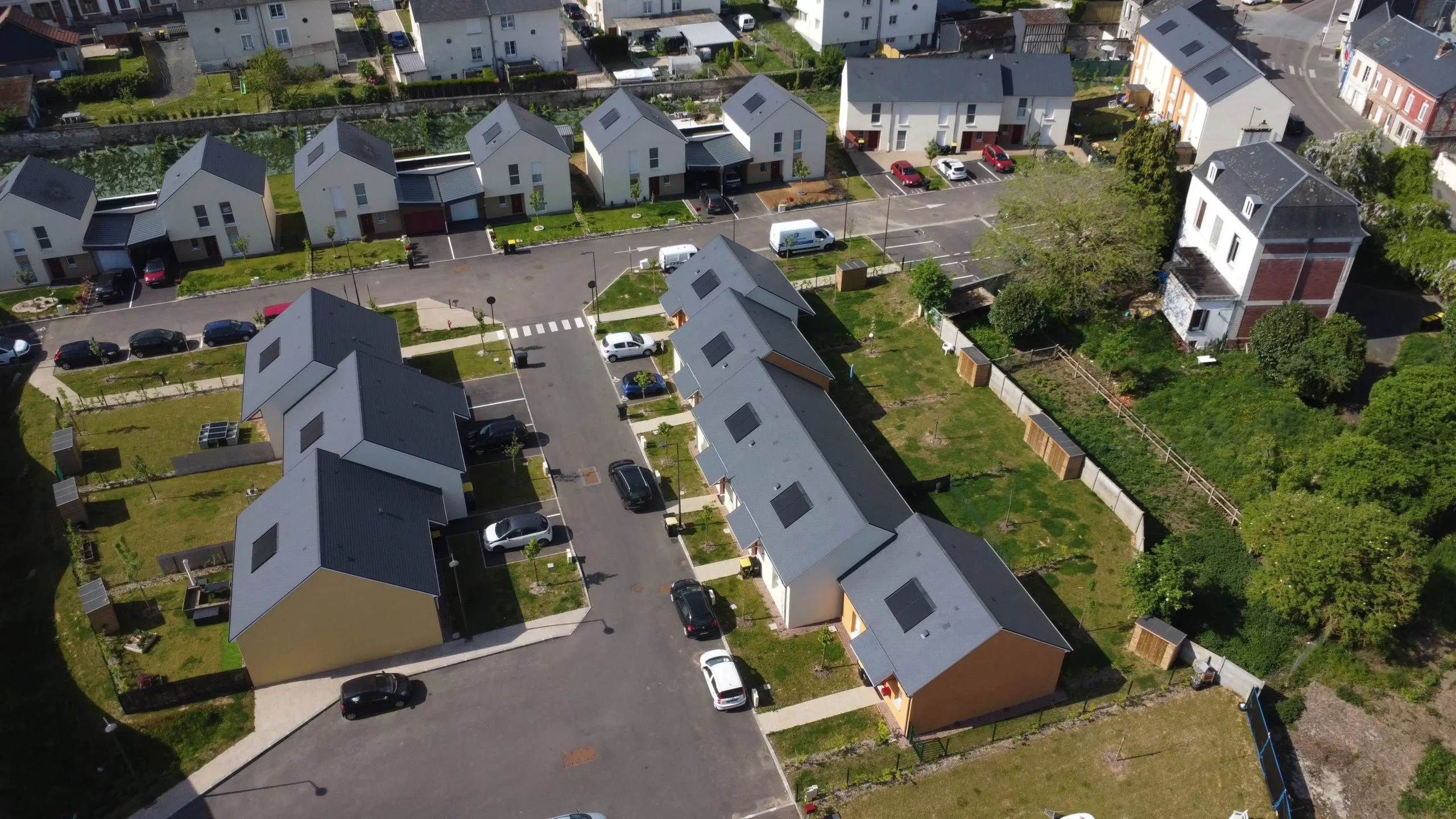 Installation de panneaux photovoltaïques en intégration sur toiture ardoise de 24 logements à Pont-Audemer.