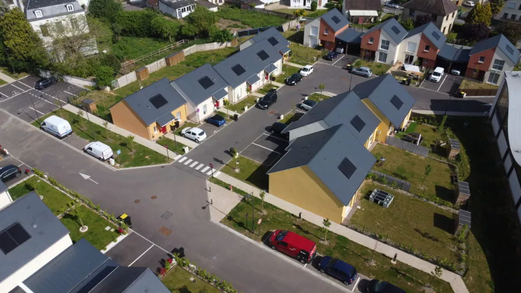 Installation de panneaux photovoltaïques en intégration sur toiture ardoise de 24 logements à Pont-Audemer.