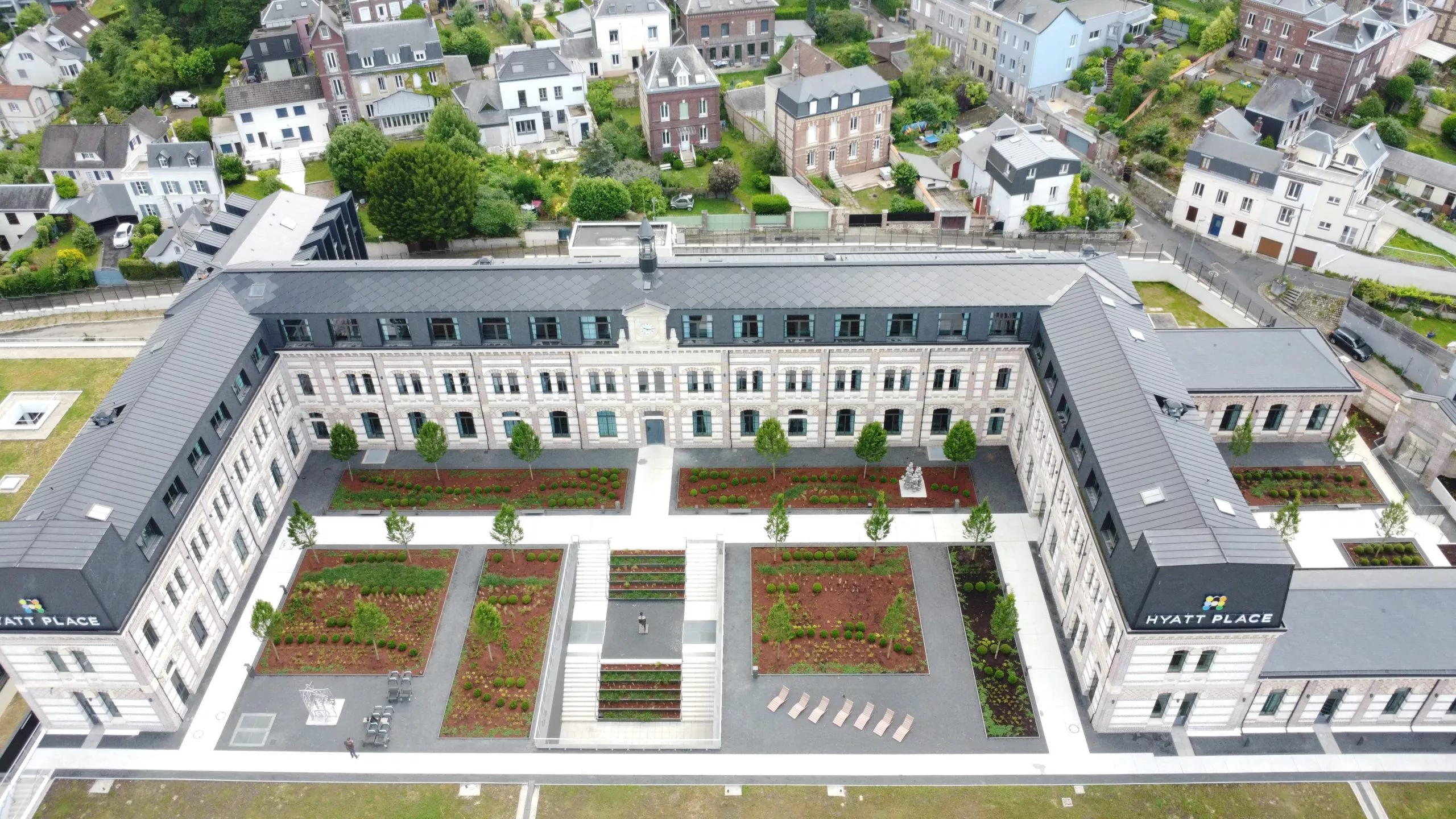 Installation de Tuiles Photovoltaïques SunStyle® en intégration sur la couverture de l’Hôtel Hyatt Place à Rouen