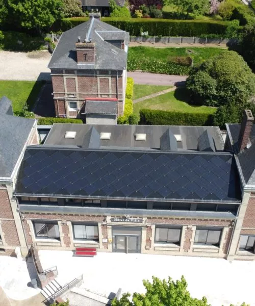Installation de Tuiles Photovoltaïques SunStyle® en intégration sur la couverture de la mairie de Gruchet le Valasse