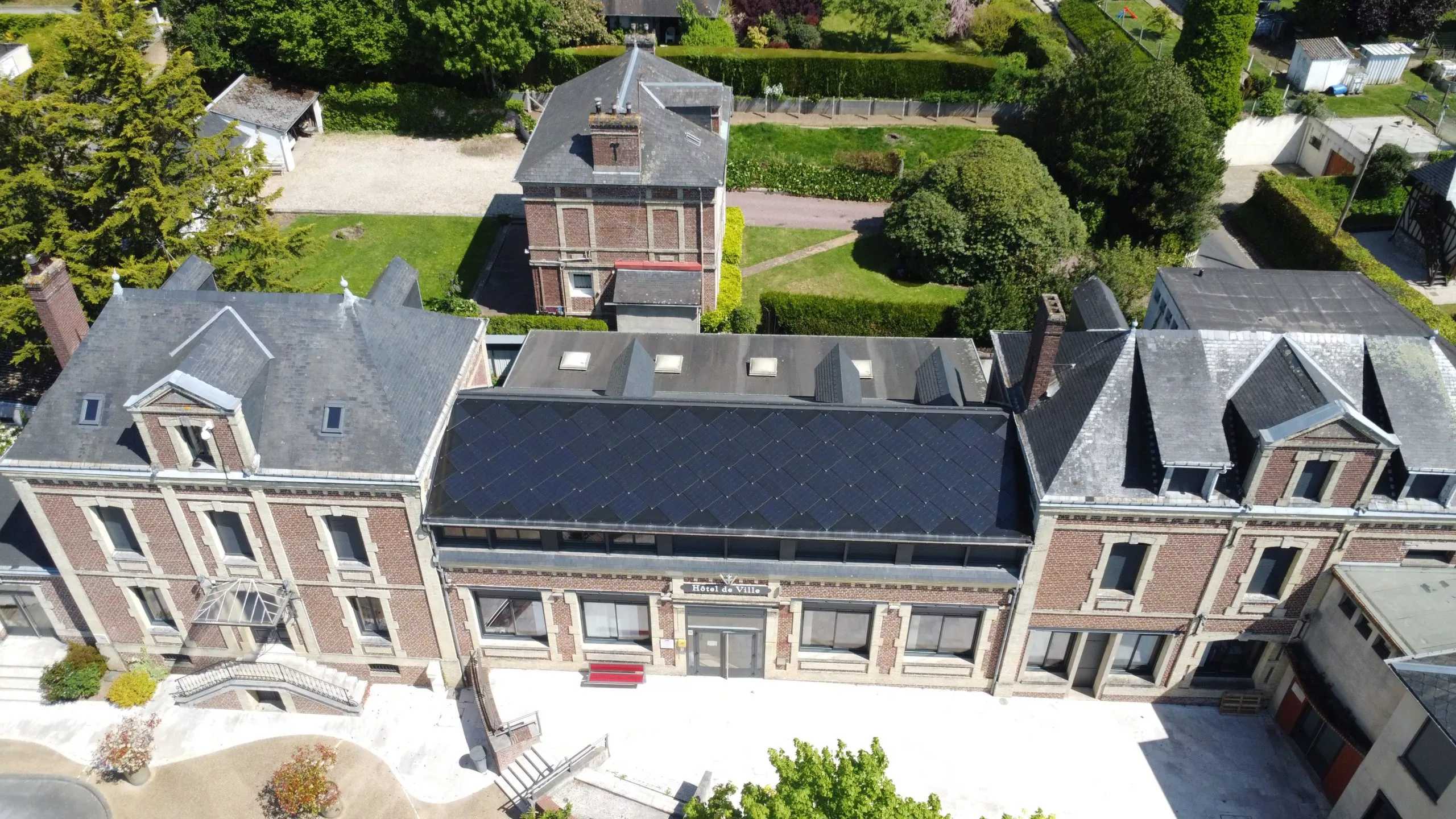 Installation de Tuiles Photovoltaïques SunStyle® en intégration sur la couverture de la mairie de Gruchet le Valasse