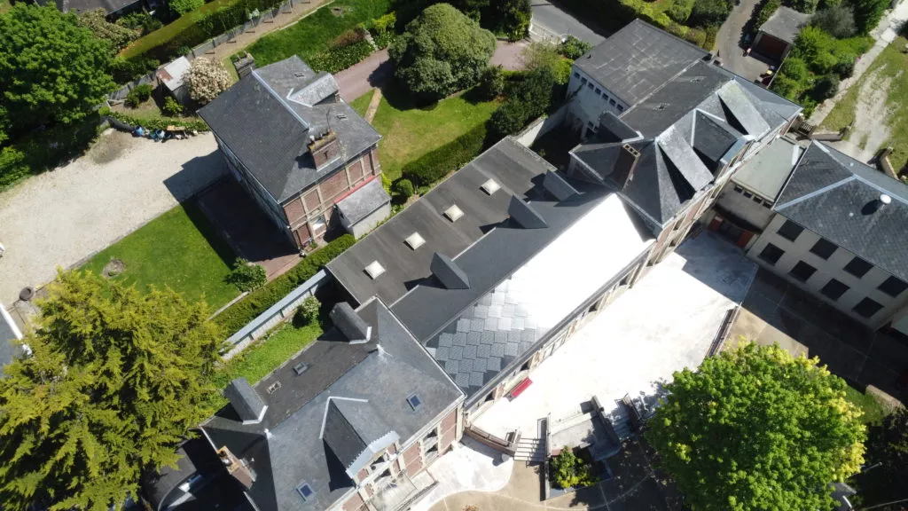 Installation de Tuiles Photovoltaïques SunStyle® en intégration sur la couverture de la mairie de Gruchet le Valasse
