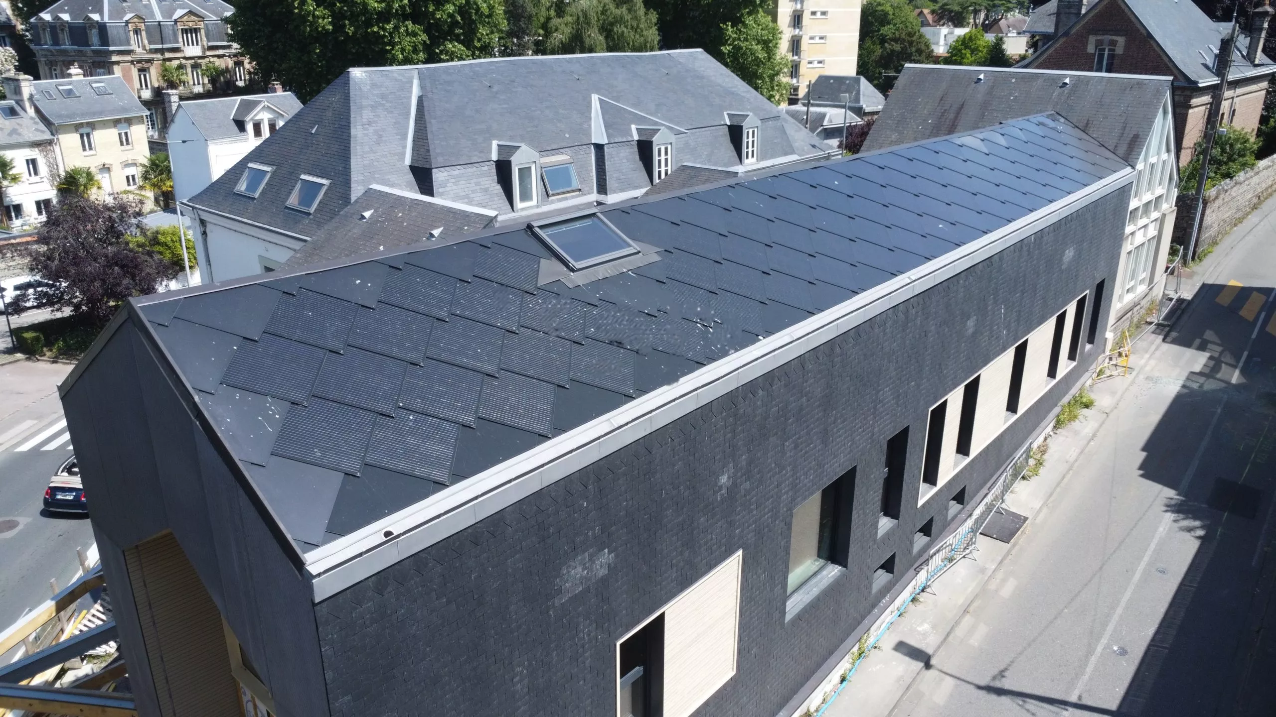 Installation de Tuiles Photovoltaïques SunStyle® en intégration sur la couverture de la Mairie de Sainte Adresse 