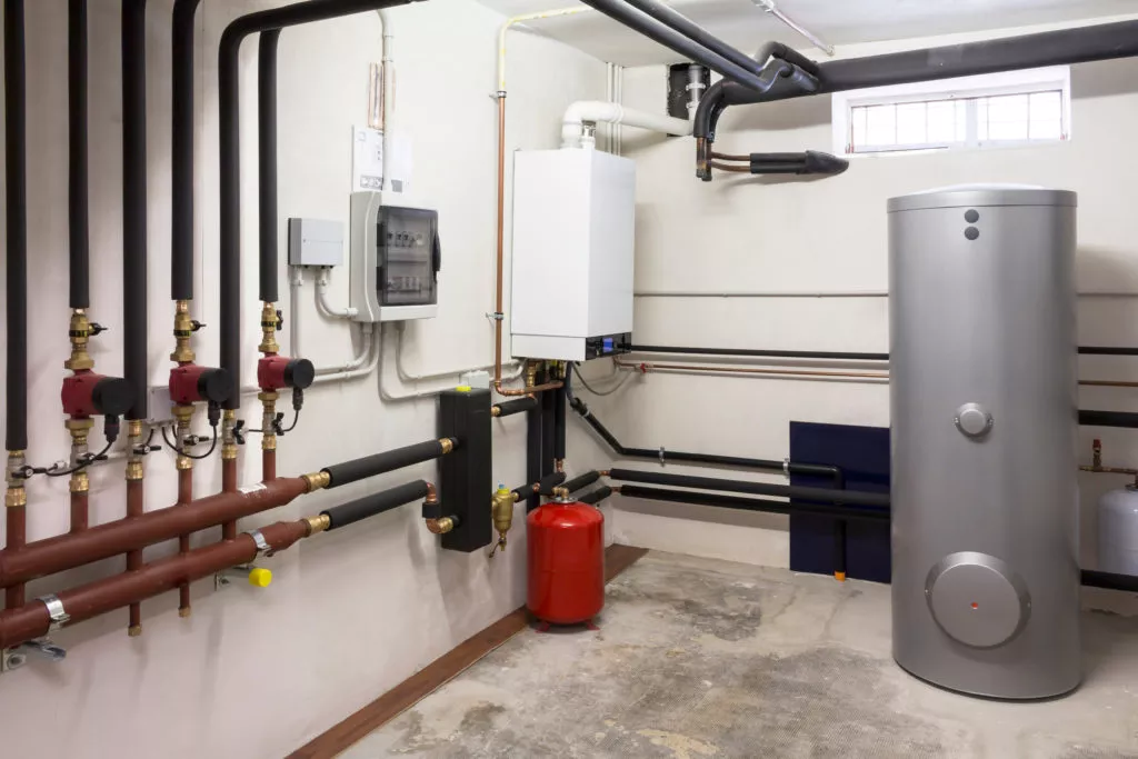 Plomberie Leblanc (groupe H2RA) : local technique avec chaudière, ballon de stockage et réseaux isolés pour chauffage, climatisation et ventilation, énergie renouvelable.