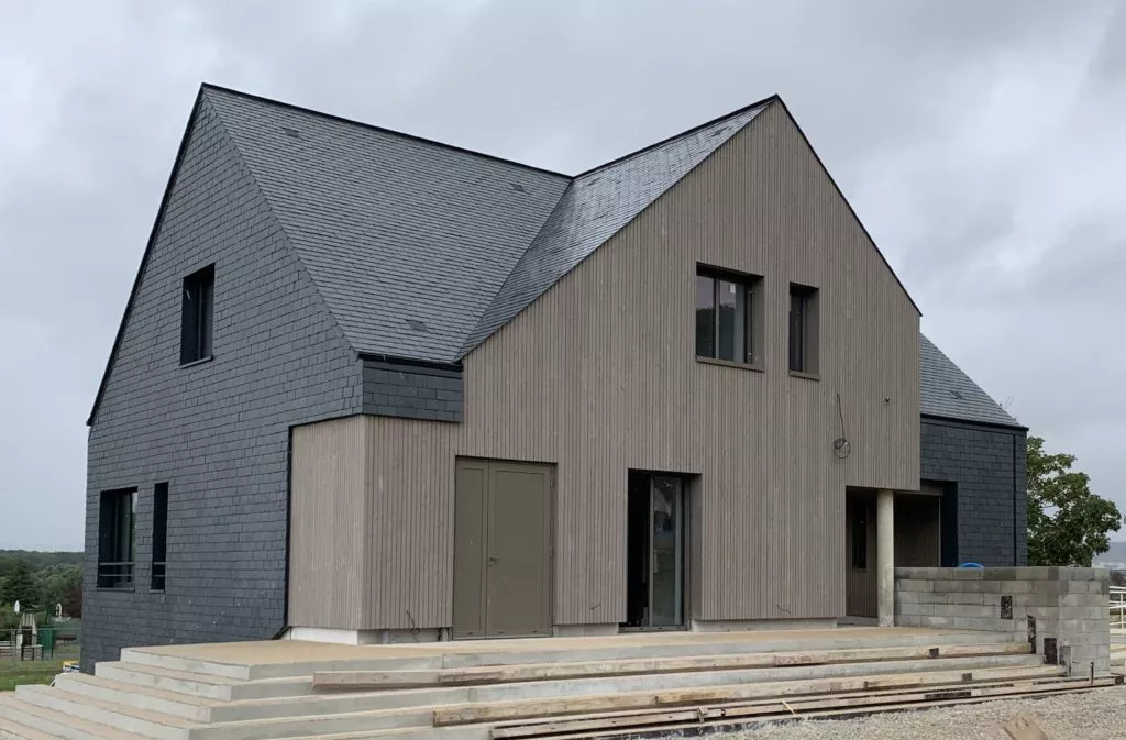 Mairie au style contemporain avec toiture en ardoise, réalisation de couverture par l’entreprise RENARD en Normandie.