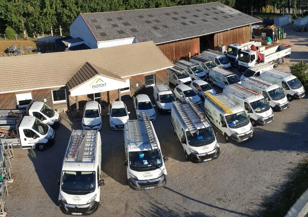 Flotte de véhicules H2RA pour maintenance toiture, étanchéité et bardage en Normandie